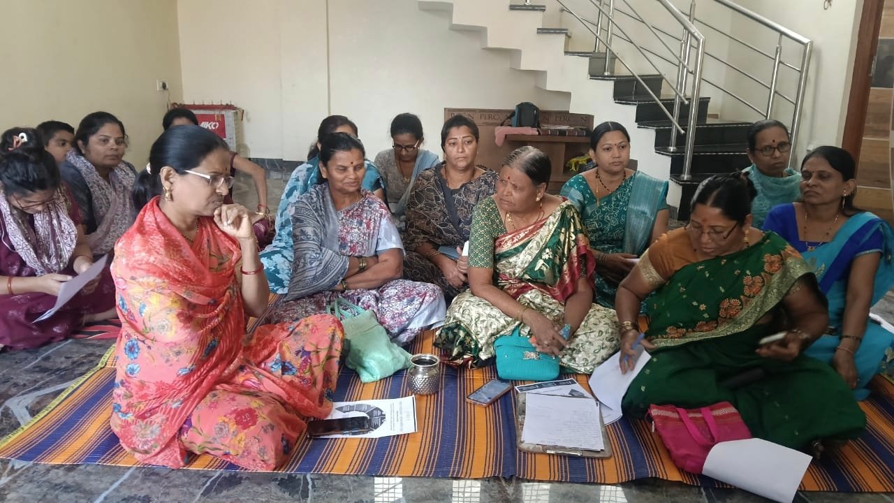 अहिल्यानगरमधील काष्टी येथे अमृत संवाद बैठकीतून महिलांनी घेतली योजनांची माहिती अतिरिक्त फोटो