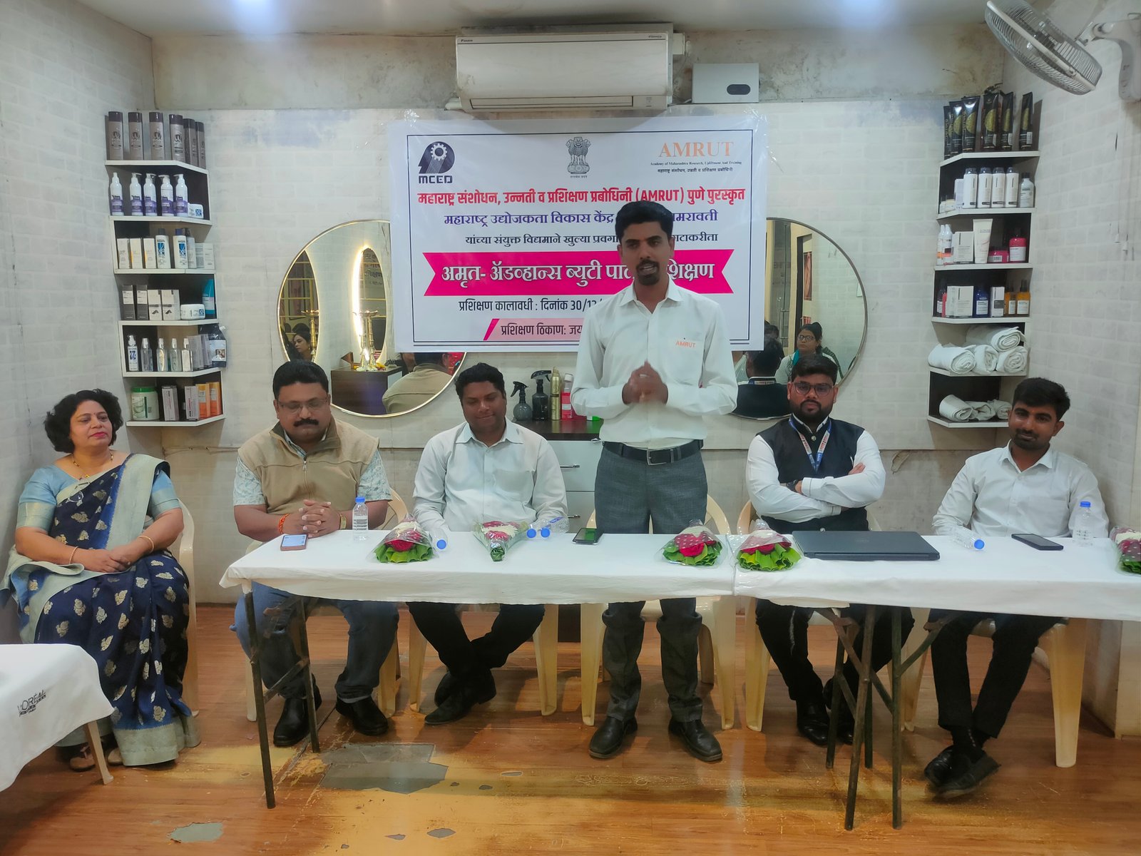 परतवाडा येथे अमृत संस्थेतर्फे ॲडव्हान्स ब्युटी पार्लर प्रशिक्षण सुरू अतिरिक्त फोटो