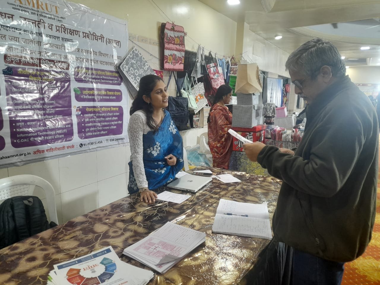 अमरावतीत जाधव पॅलेसमध्ये अमृतच्या योजनांची माहिती देणारा स्टॉल अतिरिक्त फोटो