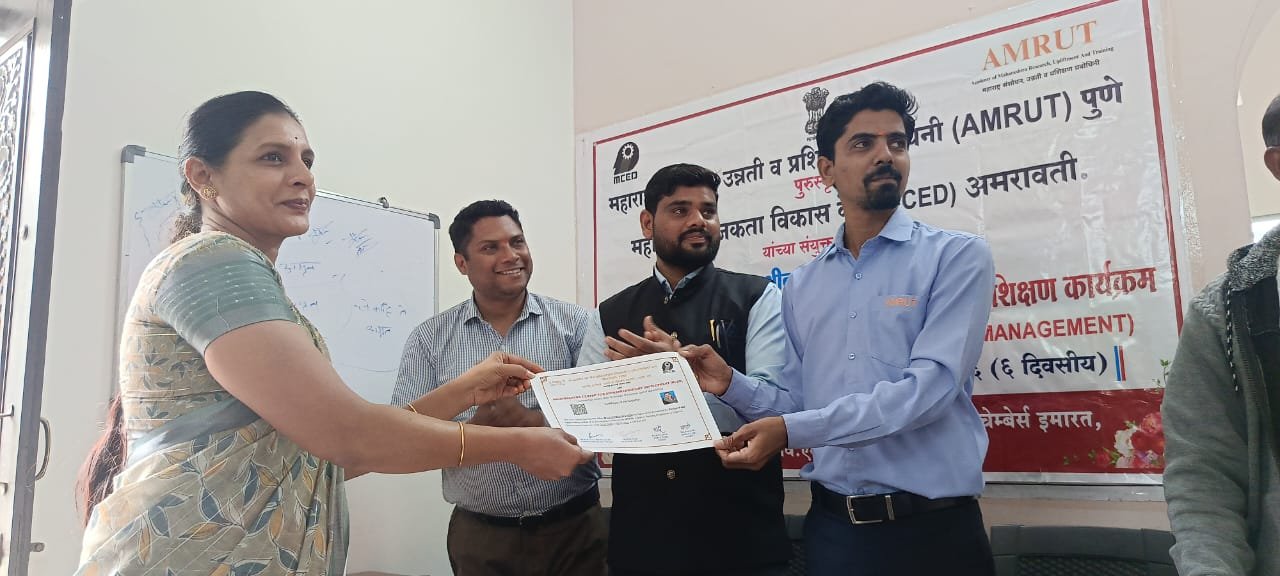 प्रशिक्षण कार्यक्रमांतून अमृत घडवत आहे उद्योजकांची फळी  अतिरिक्त फोटो