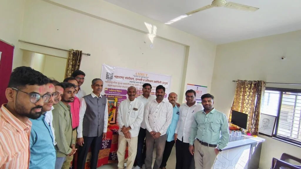 अमृत संस्थेच्या बीड कार्यालयाचे थाटात उद्घाटन; लक्ष्यित गटातील कोणीही बेरोजगार राहू नये यासाठी कटिबद्ध : विजय जोशी अतिरिक्त फोटो