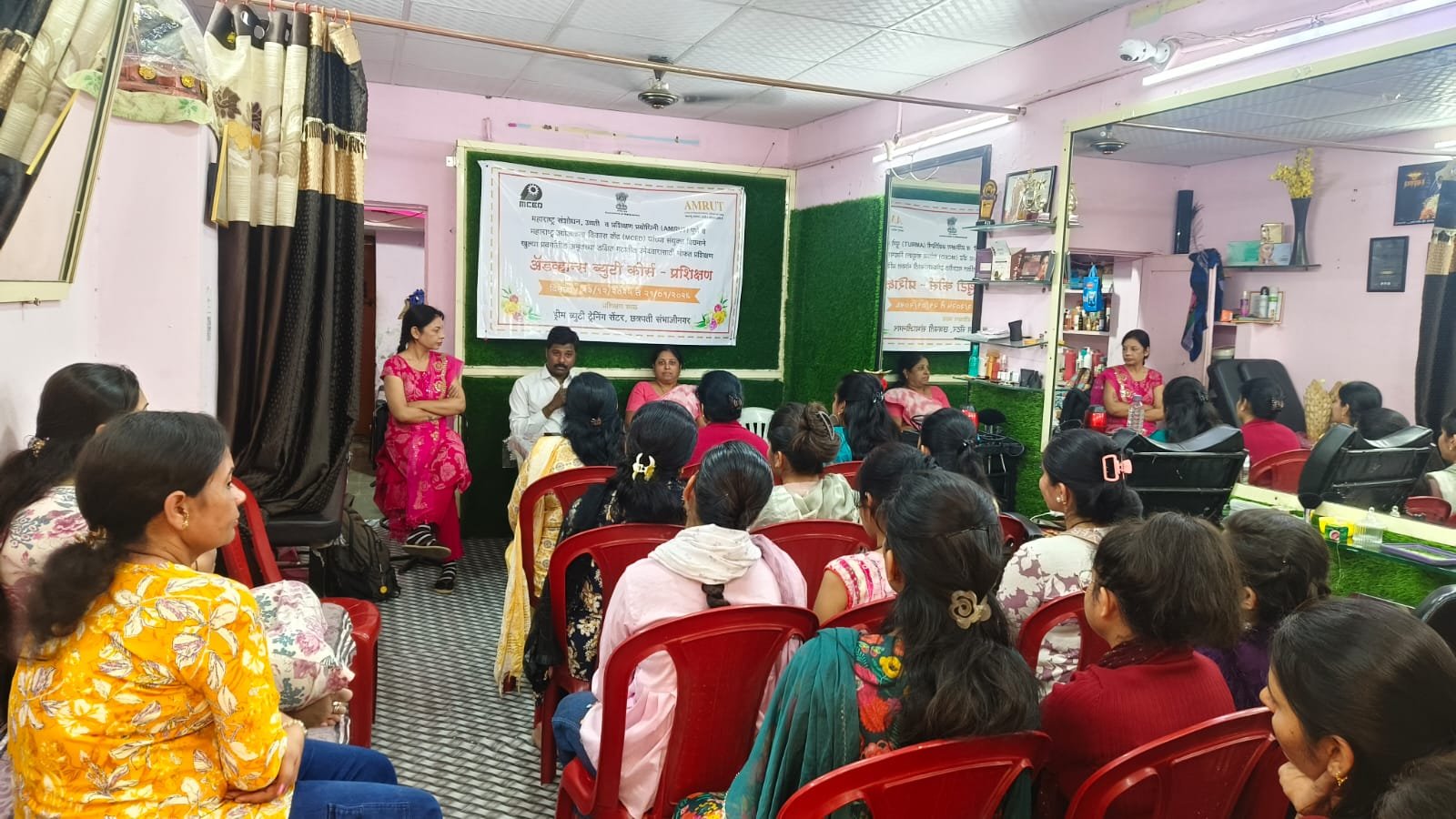 अमृत संस्थेतर्फे अ‍ॅडव्हान्स ब्युटी पार्लर मोफत व्यावसायिक प्रशिक्षण कार्यक्रम सुरू अतिरिक्त फोटो