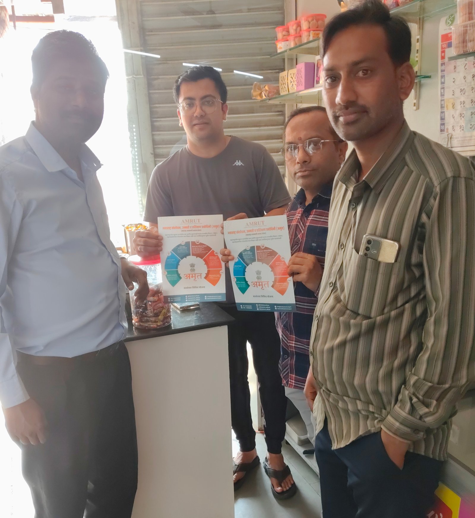 अमृत संस्थेच्या योजनांची माहिती देण्यासाठी वैजापूर तालुक्यातील नागरिकांच्या गाठीभेटी अतिरिक्त फोटो