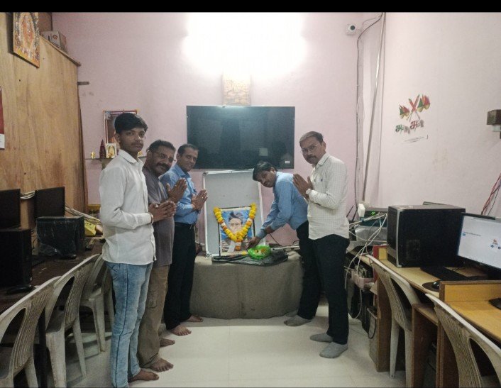 सिल्लोडमध्ये स्वातंत्र्यवीर सावरकरांना अमृत संस्थेतर्फे अभिवादन अतिरिक्त फोटो