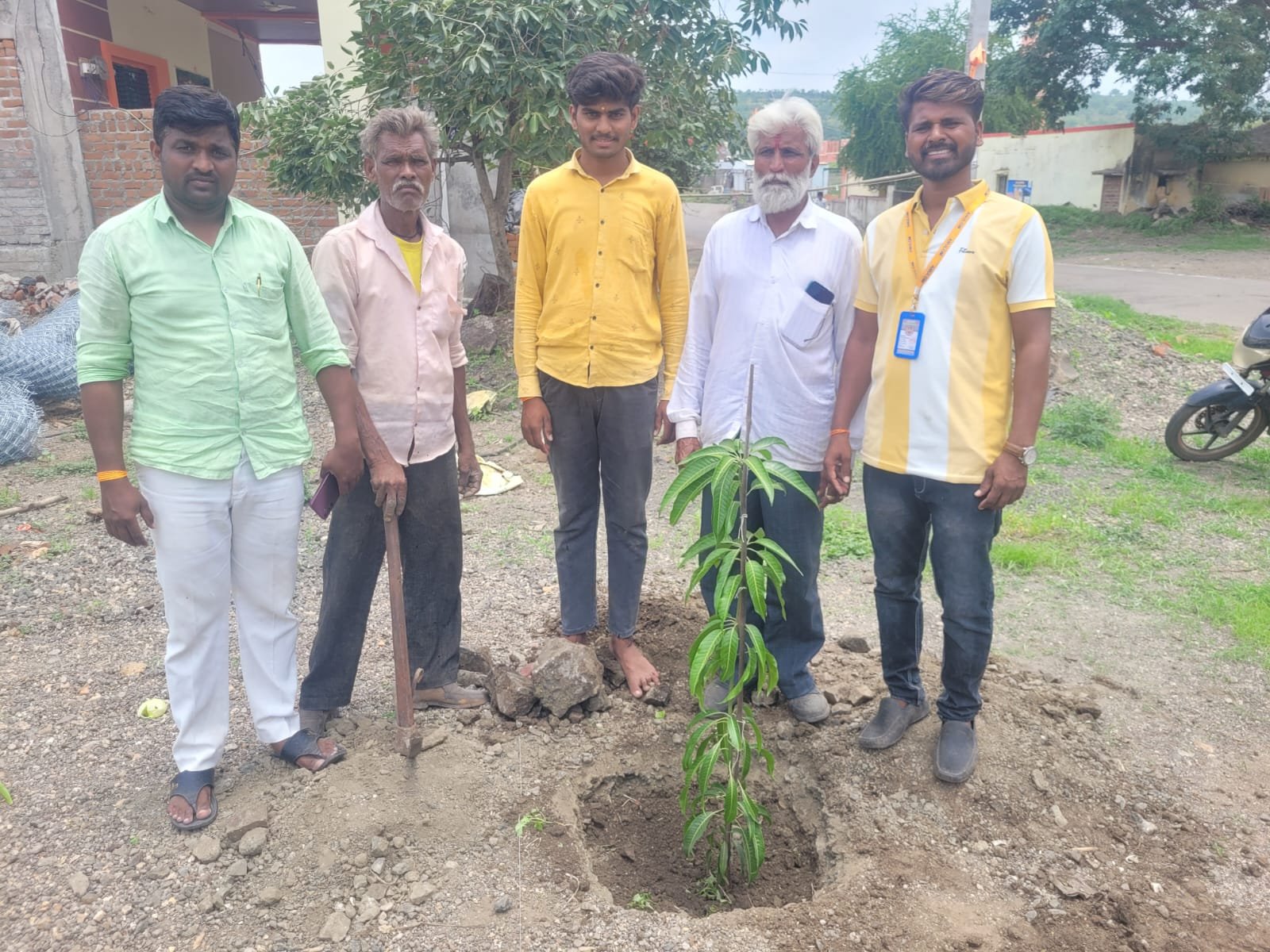 मा.मुख्यमत्री  देवेंद्र फडणवीस यांच्या वाढदिवसानिमित्त पिंपळदरी गोशाळेत 'देववृक्ष' लागवड  अतिरिक्त फोटो