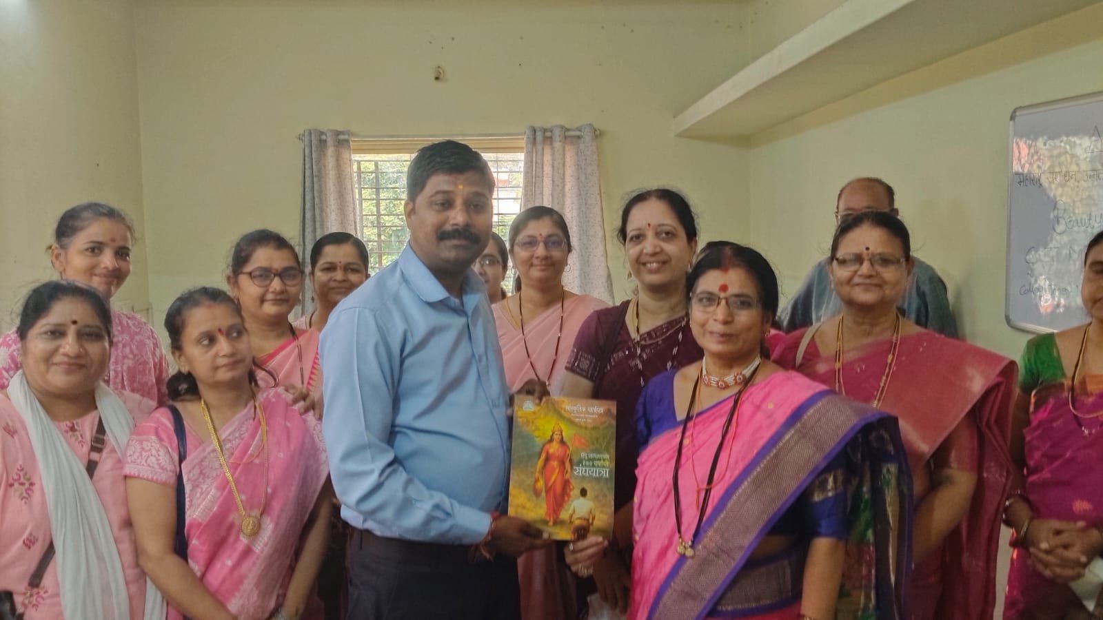 छत्रपती संभाजीनगर अमृतच्या विभाग व जिल्हा कार्यालयात ब्राह्मण महिला मंचाच्या अध्यक्षा विजया कुलकर्णी व त्यांच्या टीमच्या शुभहस्ते श्री गणपती बाप्पाची आरती करण्यात आली. तसेच आरतीनंतर सर्व महिलांची कार्यालयात बैठक घेण्यात आली. अतिरिक्त फोटो