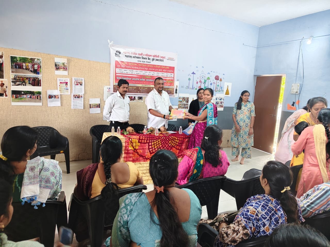 धुळ्यात महिलांसाठी अमृत संस्थेतर्फे फॅशन डिझायनिंग प्रशिक्षणाचा प्रारंभ अतिरिक्त फोटो