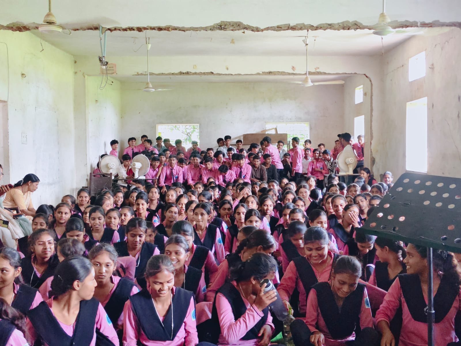 ‘एक दिवस राष्ट्रासाठी’ उपक्रमातून अदासी येथे राष्ट्रभावना आणि सामाजिक बांधिलकीचा जागर अतिरिक्त फोटो