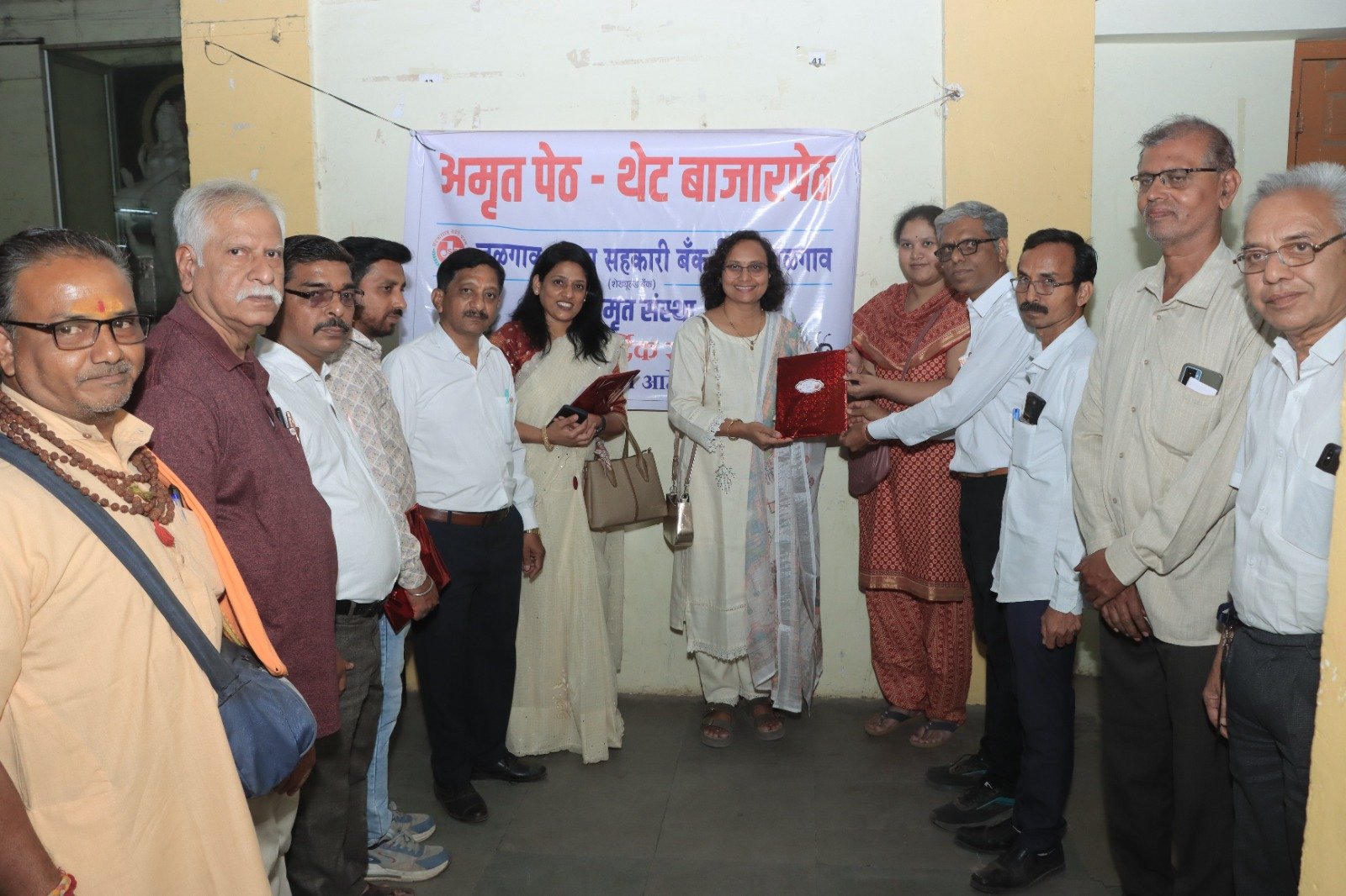 जळगाव शहरातील अमृतपेठ थेट बाजारपेठेला ग्राहकांचा उत्तम प्रतिसाद अतिरिक्त फोटो