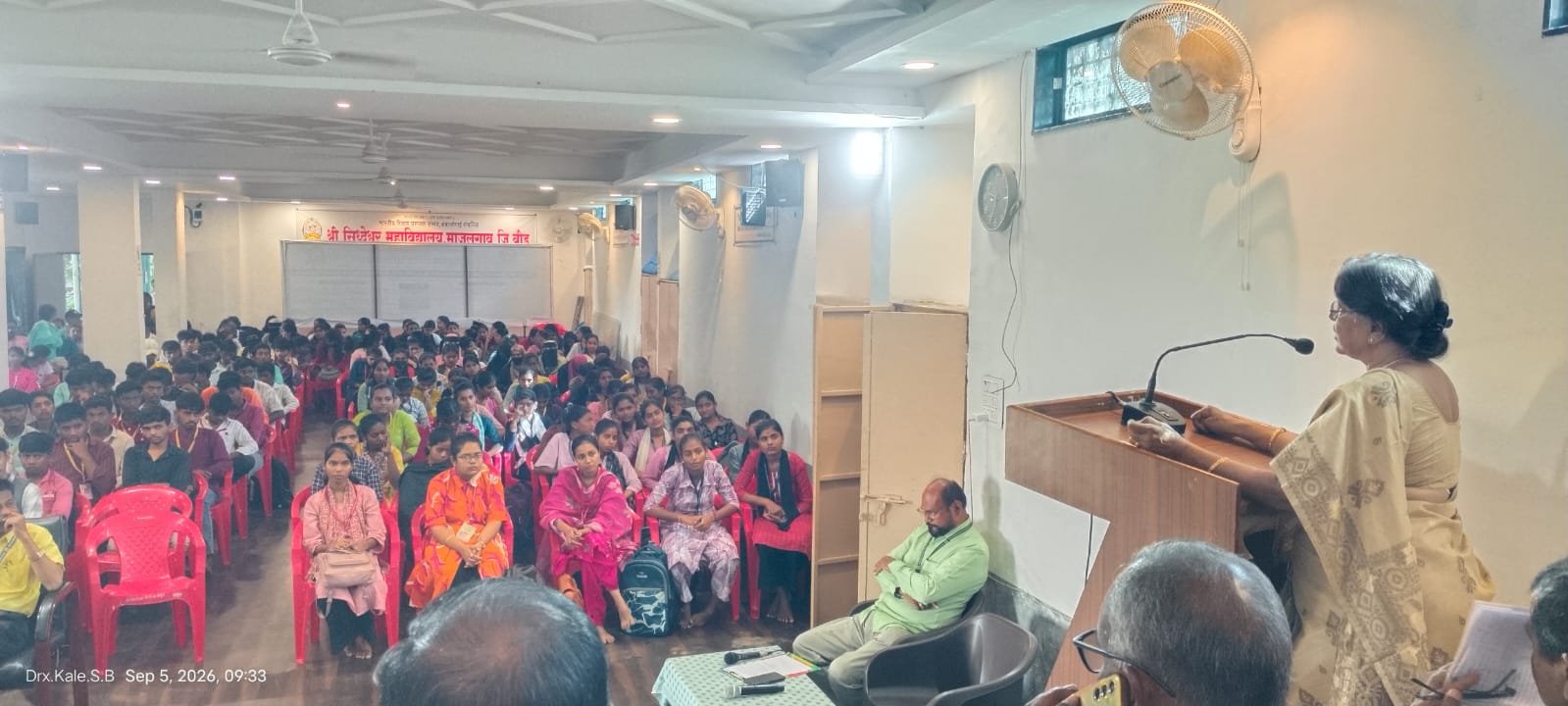 शिक्षक हा केवळ ज्ञानदाता नसून जीवन घडवणारा शिल्पकार आहे - माजी उपप्राचार्य श्रीमती स्नेहल पाठक. अतिरिक्त फोटो