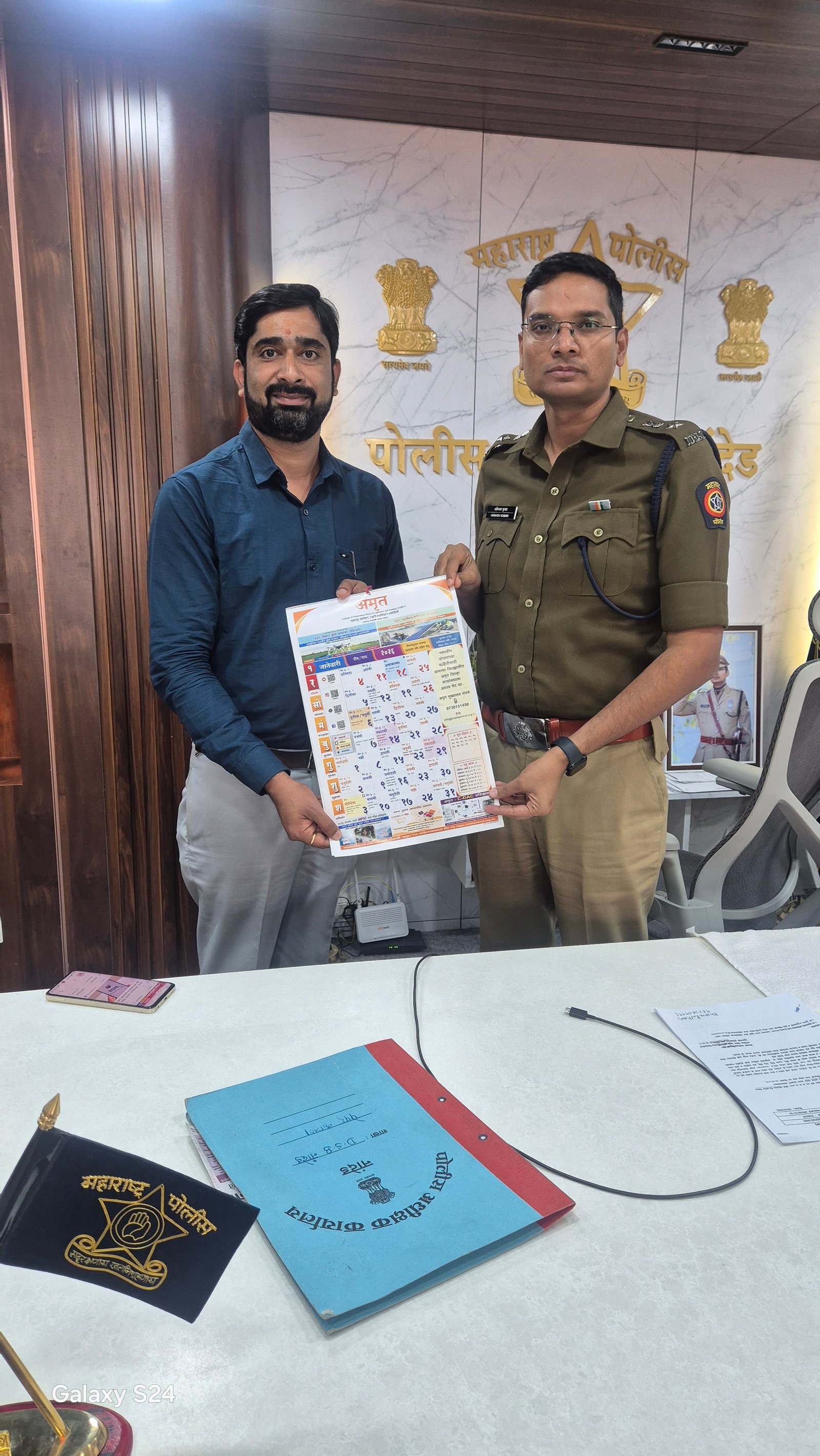 अमृत संस्थेच्या दिनदर्शिकेचे नांदेडमधील सरकारी कार्यालयांमध्ये वितरण अतिरिक्त फोटो