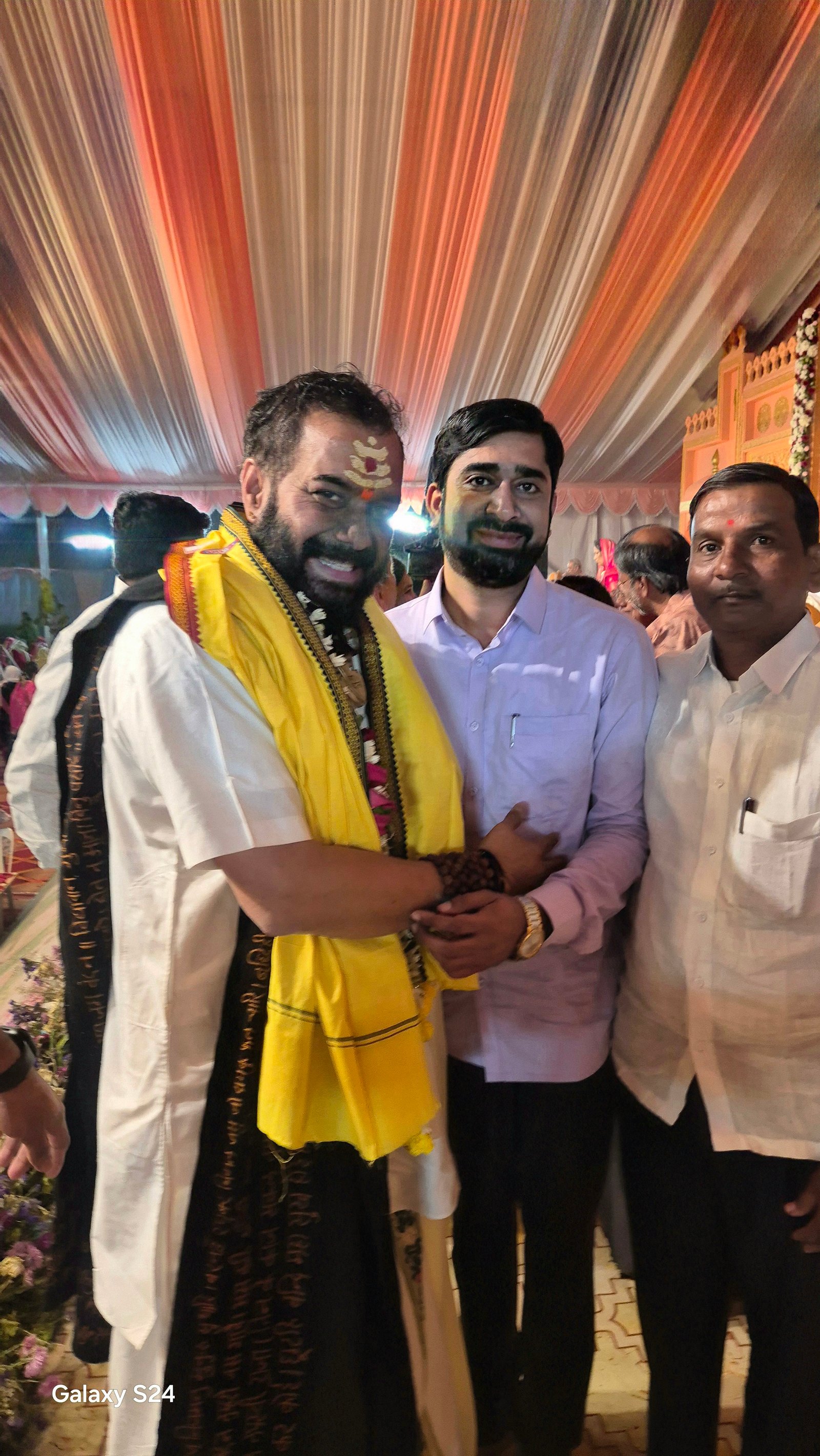 शिवमहापुराण कथा निरूपणकार समाधानमहाराज शर्मा यांच्या अमृत संस्थेला शुभेच्छा  अतिरिक्त फोटो