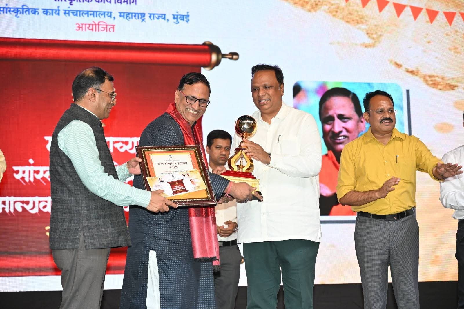 सूरमणी धनंजय जोशी यांनी 'अमृत'च्या कार्याबद्दल व्यक्त केले समाधान अतिरिक्त फोटो