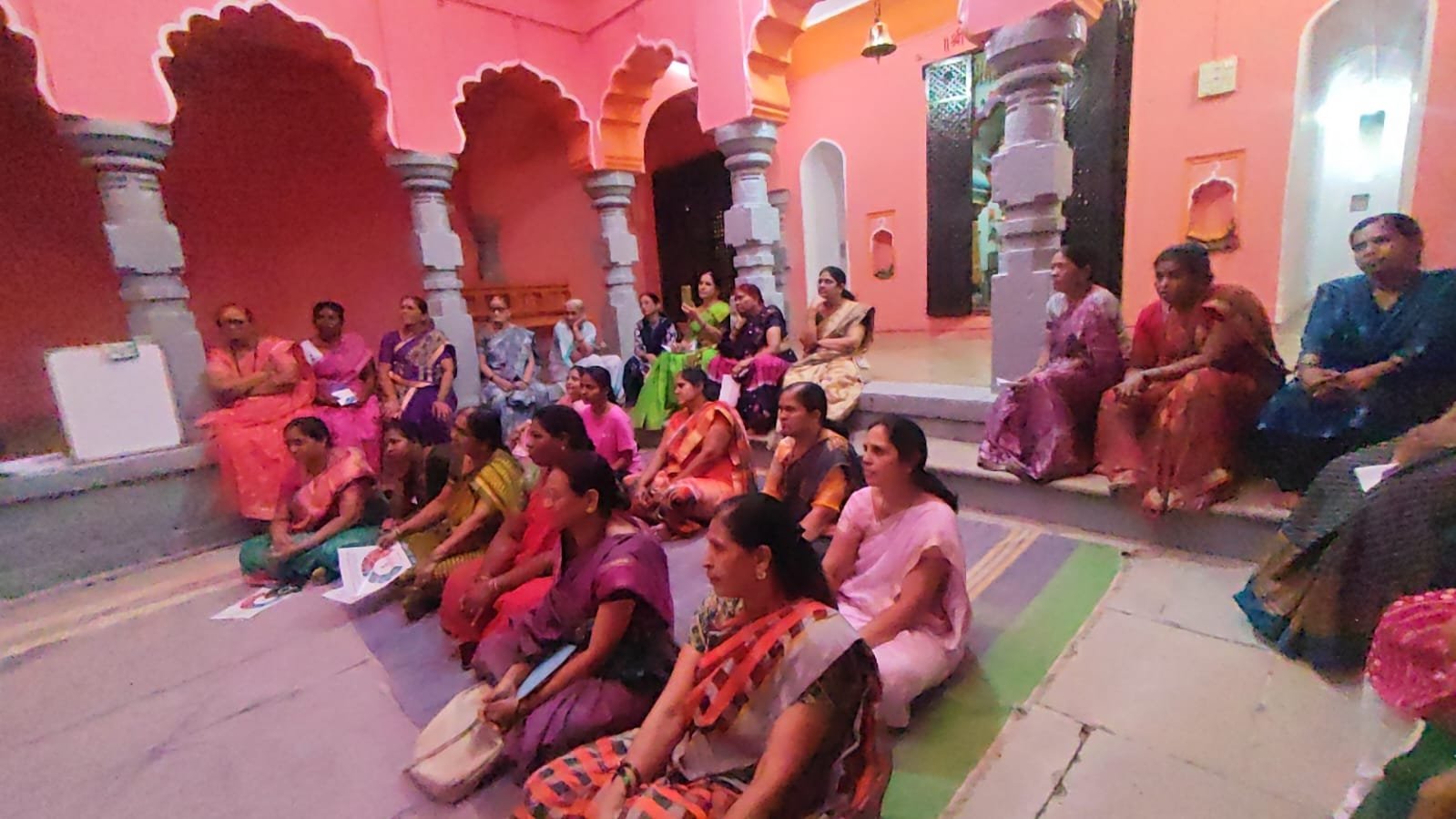 'महिलांनी केवळ गृहिणी न राहता आर्थिकदृष्ट्या स्वतंत्र होणे आवश्यक' अतिरिक्त फोटो