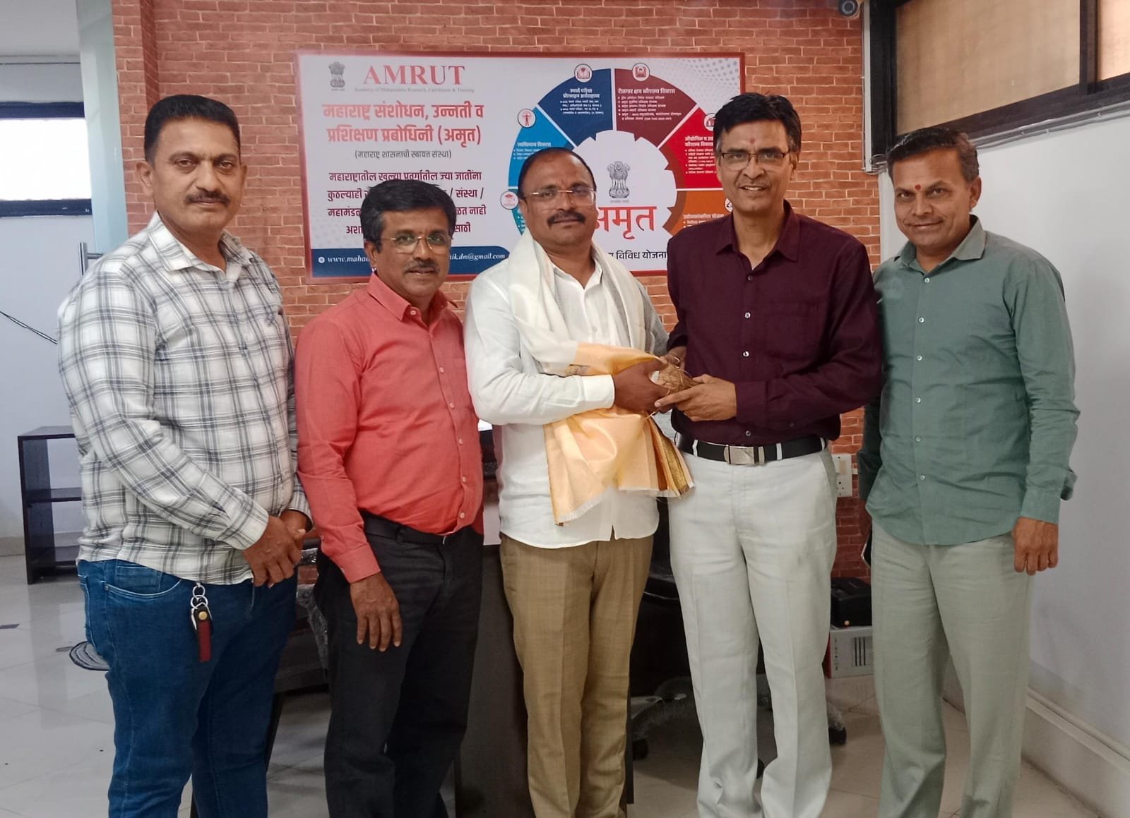 नाशिक महापालिकेतील नवनिर्वाचित नगरसेवक श्याम बडोदे यांचा 'अमृत'तर्फे सन्मान अतिरिक्त फोटो