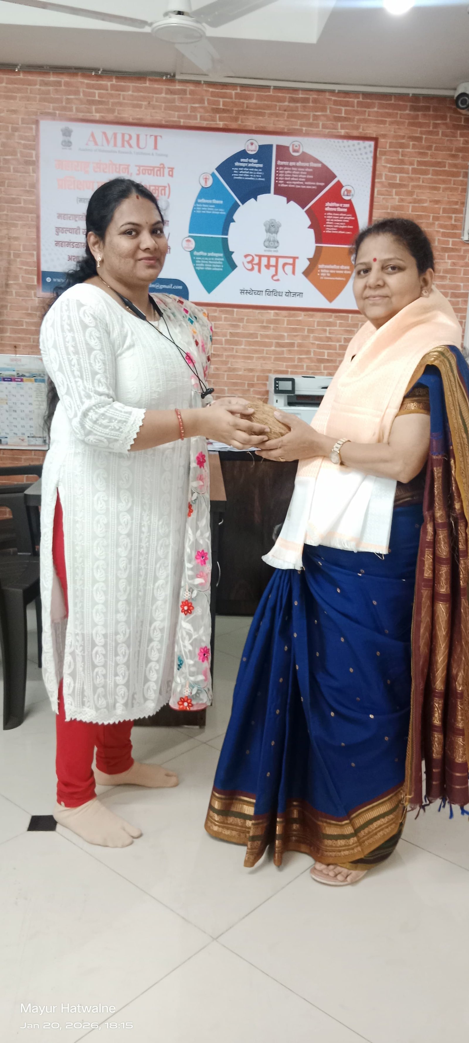 नाशिकच्या नवनिर्वाचित नगरसेविका दीपाली कुलकर्णी यांचा अमृत संस्थेने केला गौरव अतिरिक्त फोटो