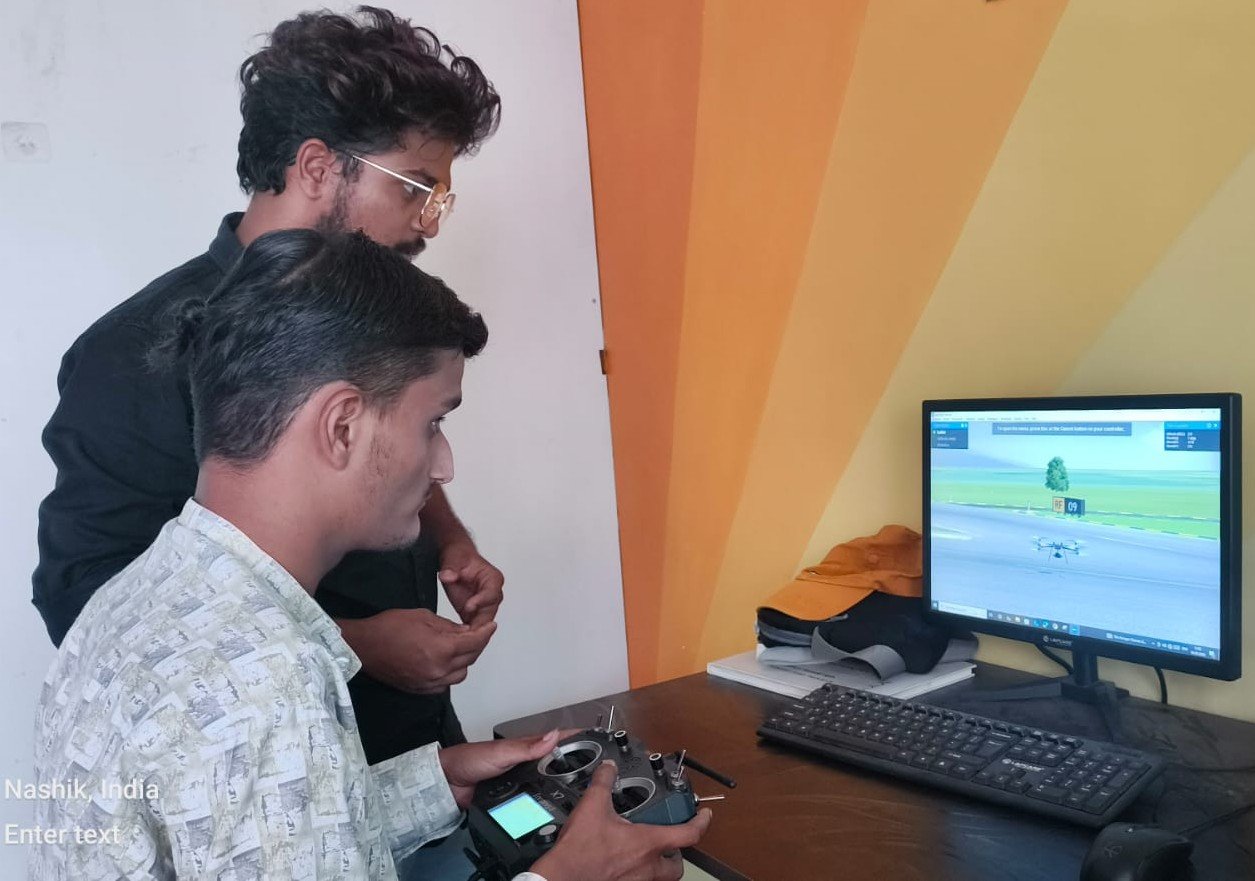 नाशिकच्या मयूर ठोंबरेच्या स्वप्नांना 'ड्रोनभरारी'चे पंख! अतिरिक्त फोटो