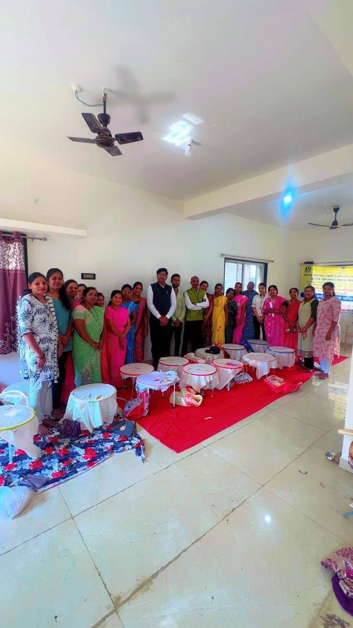 आरीवर्क प्रशिक्षण घेणाऱ्या महिलांना मिळाला उद्योजकतेचा कानमंत्र अतिरिक्त फोटो
