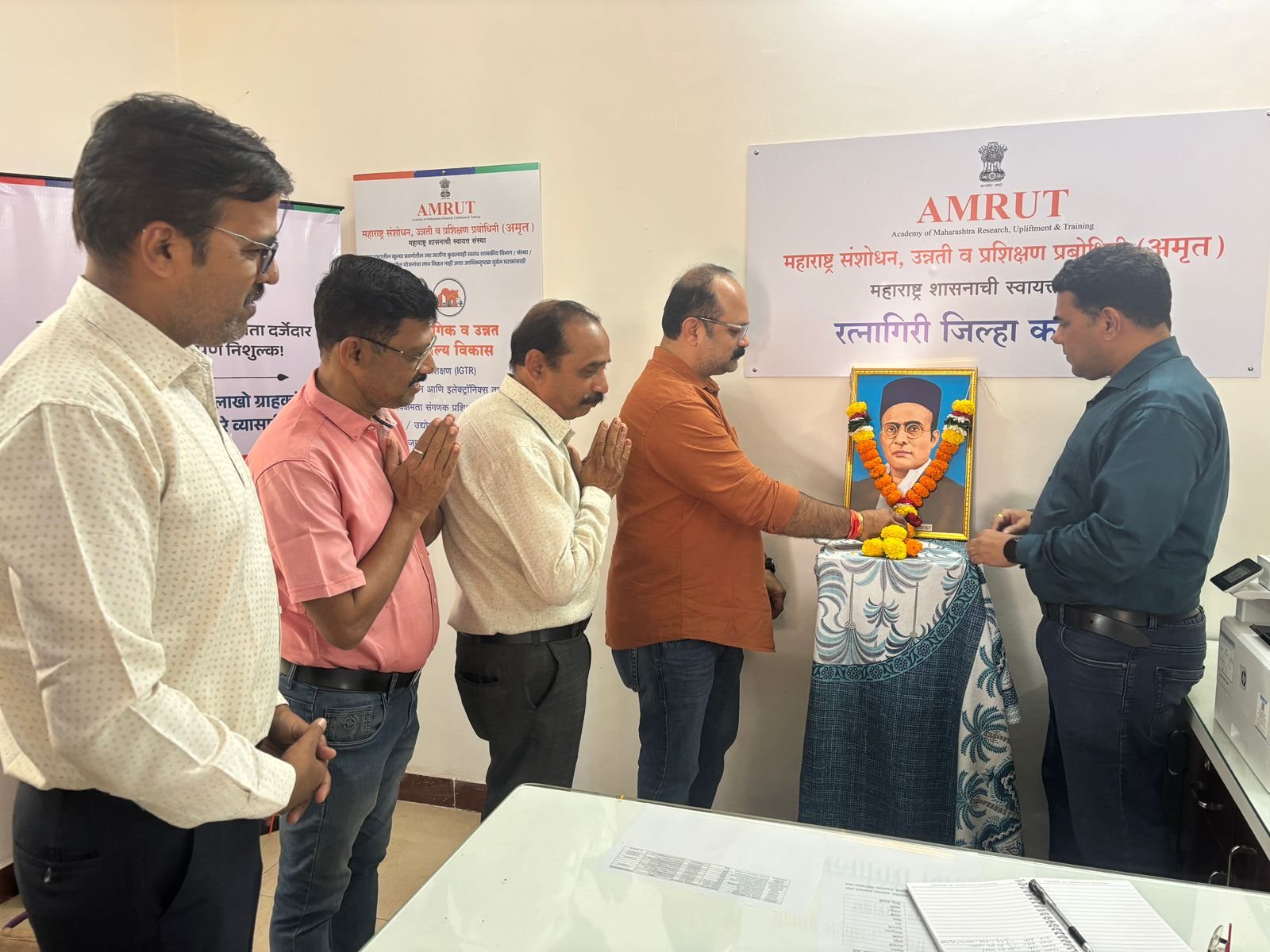 'अमृत'च्या कोकण विभागातर्फे स्वातंत्र्यवीर सावरकरांना पुण्यतिथीनिमित्त अभिवादन अतिरिक्त फोटो