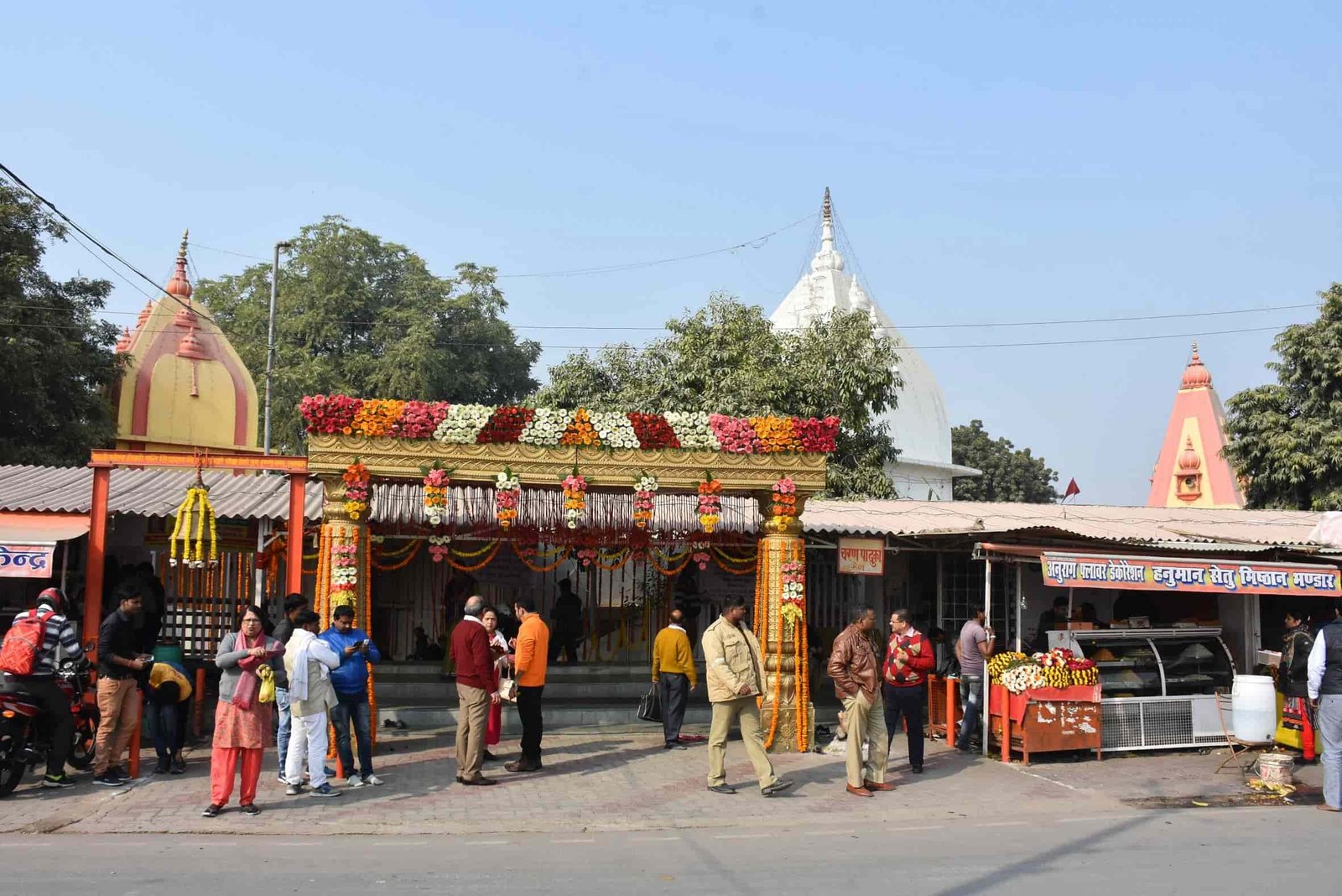 वर्षातून दोनदाच दरवाजे उघडणारे सोलापूरमधील हनुमान मंदिर अतिरिक्त फोटो