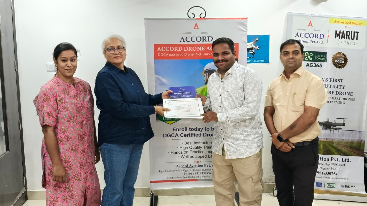 यवतमाळमधील पीयूष पारवेकर आणि राघव कुळकर्णी झाले ड्रोन पायलट अतिरिक्त फोटो